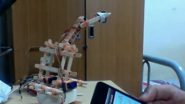 Robotic arm controlled by iPod touch using Redpark serial cable. смотреть онлайн