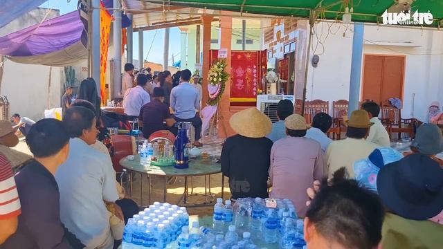 Ba người chết do bé 4 tuổi vặn tay ga làm xe máy đâm vào bờ rào смотреть онлайн