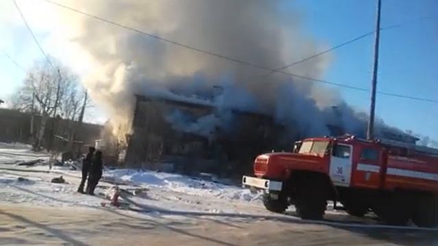 Двухэтажный дом горит в Смирных смотреть онлайн