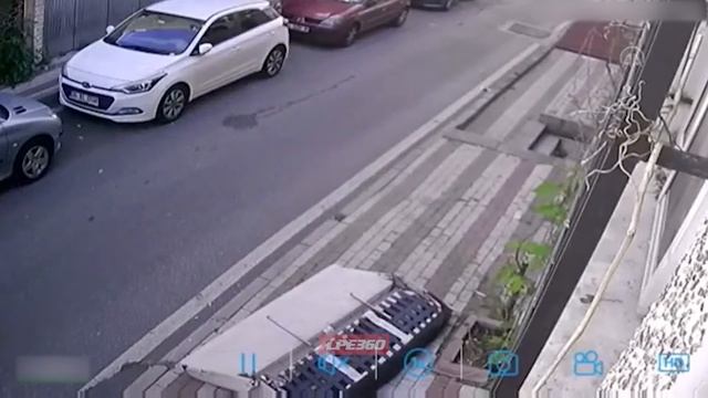 Woman escapes from sofa thrown from window смотреть онлайн