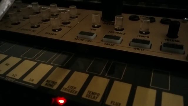 FL Studio controls Korg Volca Keys over Midi playing Indiana Jones Main Melody смотреть онлайн