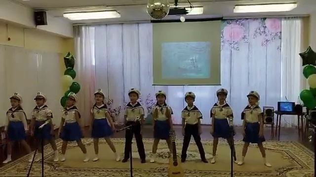 Экипаж одна семья поют дети