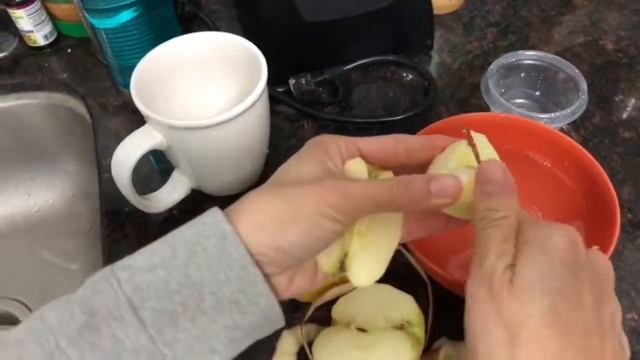 How to stop an apple from turning brown. Easy to keep apples fresh looking after slicing смотреть онлайн