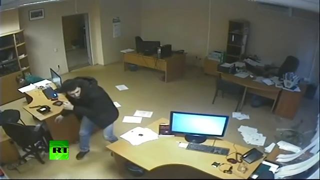 INCREDIBLE Caught on camera Meteorite blast blows out doors, windows In Russia! смотреть онлайн