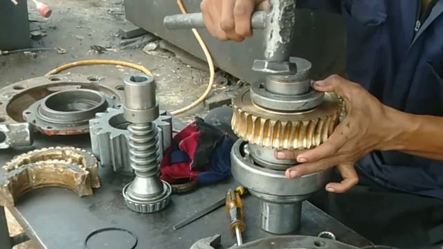 Cara buka dan perbaiki gear box pada swing gear crane tadano 8 ton смотреть онлайн