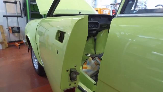 Renovácia: JAGUAR E TYPE vs SKODA 110R смотреть онлайн
