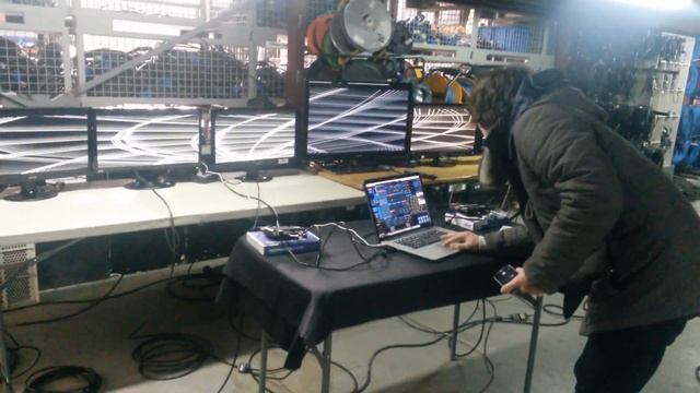 6 outputs with 1 Macbook Pro + 2 Matrox + Resolume or Modul8. смотреть онлайн