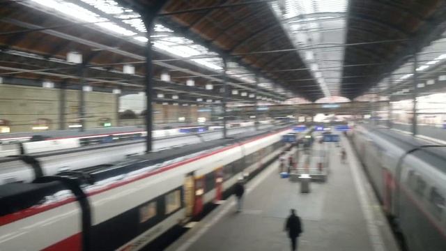 Here is a Station . Seats by the windows. Railway Eisenbahn Trains смотреть онлайн