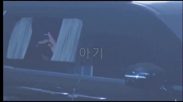 JUNGKOOK opened his car window again to greet fans WELCOME HOME JUNGKOOK смотреть онлайн