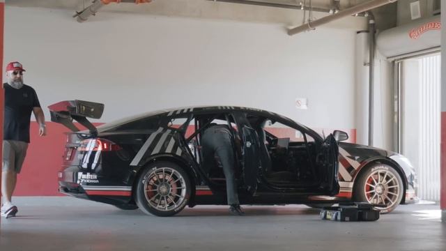 Randy Pobst Tests Unplugged Performance Tesla Model S Plaid Race Car For The First Time смотреть онлайн
