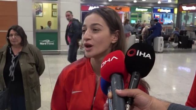 Dünya İkincisi Boksör Buse Naz Çakıroğlu'ndan Havalimanında Asker Selamı смотреть онлайн