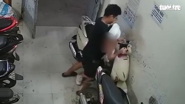 Cô gái bị nam thanh niên khống chế, sàm sỡ khi vừa chạy xe vào nhà trọ đang được công an xác minh смотреть онлайн
