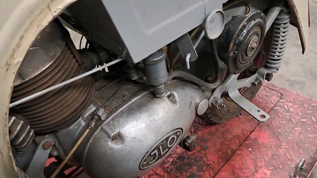 1953 Goggoroller 200 scooter. Running video with the side panels and seat off. смотреть онлайн