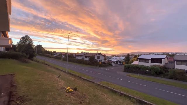 Arcoíris nocturno en Reikiavik, Islandia смотреть онлайн