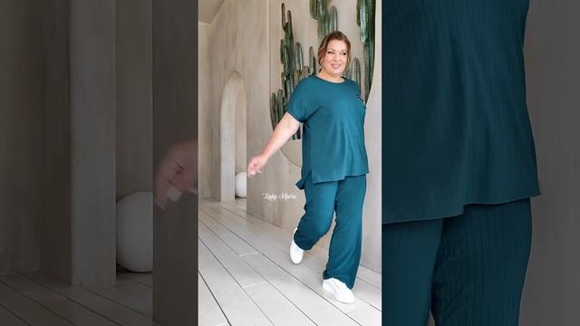 Костюм брючный "крупная лапша" с эмблемой смотреть онлайн