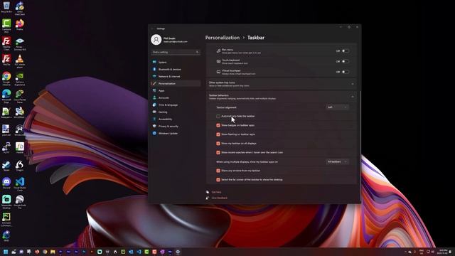 How to Automatically Hide the Taskbar in Windows 11 смотреть онлайн