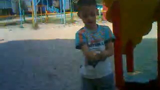 Малой одел призик на руку! смотреть онлайн