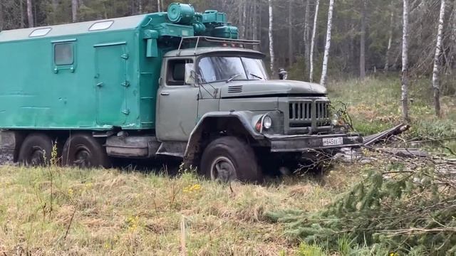 Зил 131 преодолевает брод