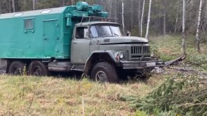 Зил 131 преодолевает брод