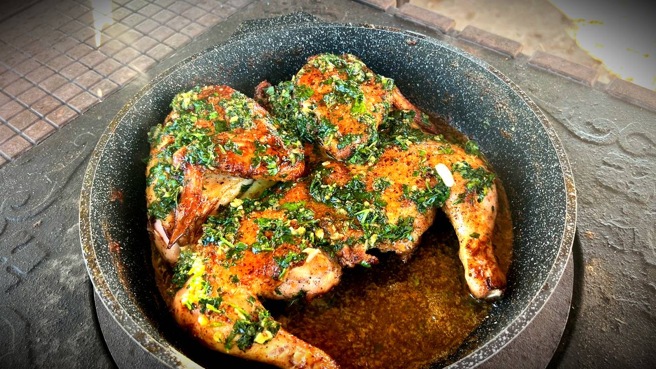 Жаренная КУРИЦА ЦЕЛИКОМ на сковороде с ароматным чесноком и зеленью! смотреть онлайн