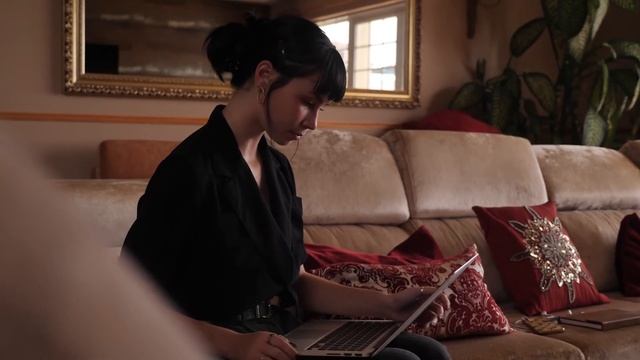 A Girl Opens a Laptop and Starts to Work NO COPYRIGHT FREE VIDEO смотреть онлайн