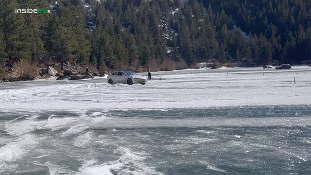 Tesla Model 3 Performance Racing On A Frozen Lake смотреть онлайн