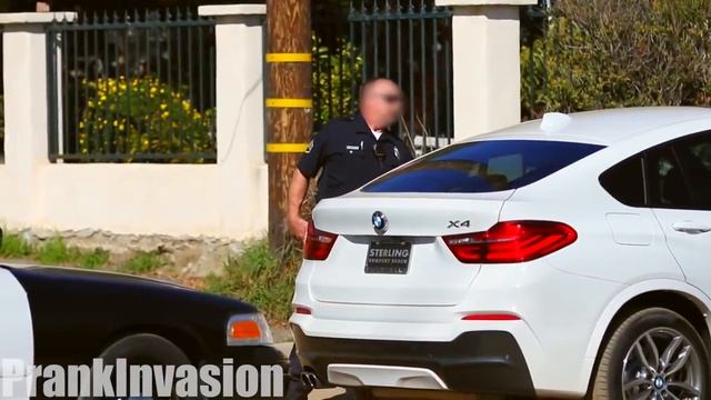 Трогает за ПОПУ и целует девушек полицейских смотреть онлайн