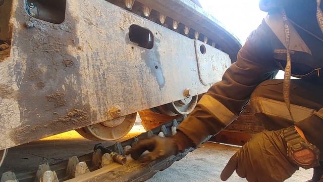 Bobcat Loader TRACK TENSION ADJUSTMENT Basics. PROCEDURE and SPECS. смотреть онлайн