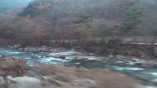 Outside bus window blue stream in Chungcheongbuk-do & Gangwon-do Trip смотреть онлайн