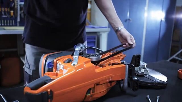 Comment changer la courroie sur une découpeuse K970 Husqvarna смотреть онлайн