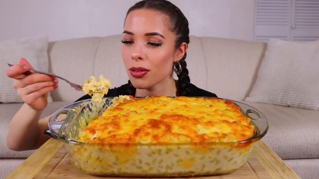 CHEESY MAC AND CHEESE MUKBANG смотреть онлайн