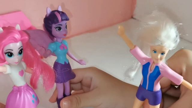 Barbie, Pinkie Pie and Twilight meet the new friend in town - Jollibee смотреть онлайн