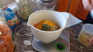 Универсальная ПРИПРАВА из своих овощей.Своя VEGETA  вкуснее. Готовлю ужин.