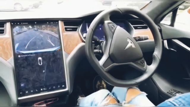 Как паркуется Тесла автоматически? смотреть онлайн