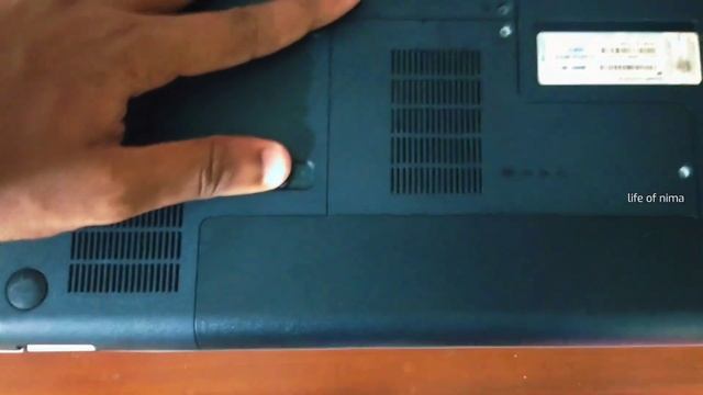 How to remove laptop battery.🔋/1 min / Hp G62 смотреть онлайн