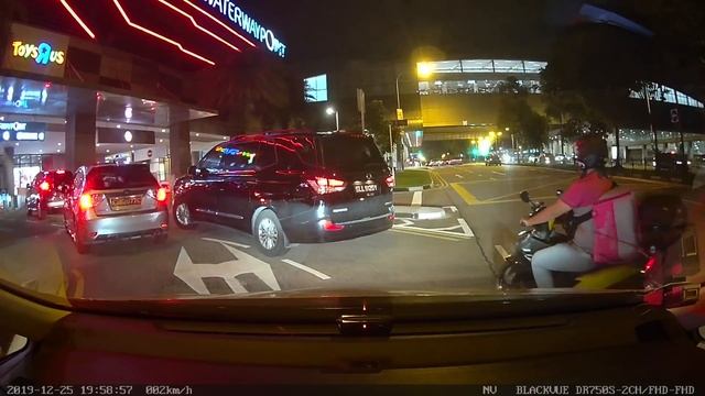 25dec2019 #SLL9120Y ssangyong stavic long queue into carpark of waterway point. смотреть онлайн