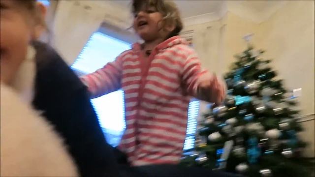 Vlogmas day 2, Standing on the window is scary! смотреть онлайн