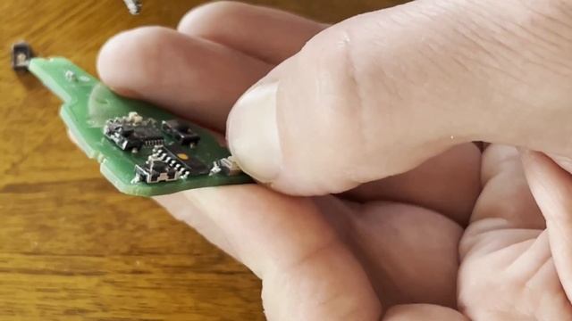 Saab 9-3 Key Fob (Remote) Micro Switch Replacement - Part 2 смотреть онлайн