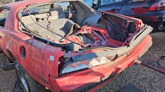 Stripping down The 1986 Pontiac Firebird at the wrecking yard. смотреть онлайн
