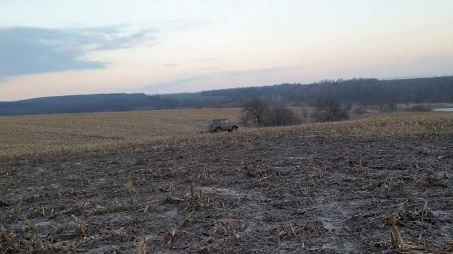 Дрифт Уазов и Нив по раскисшему полю. смотреть онлайн