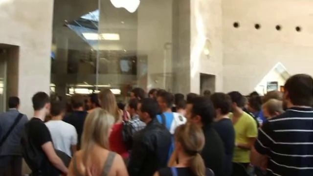 Apple Store Louvre Paris at iPhone4 launch day смотреть онлайн