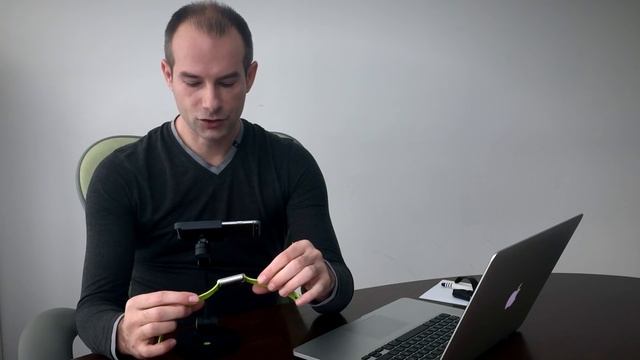 Apple Watch-nak látszó tárgy a kezünkön смотреть онлайн