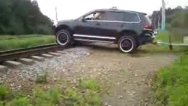 сможет ли Volkswagen Touareg переехать через рельсы?