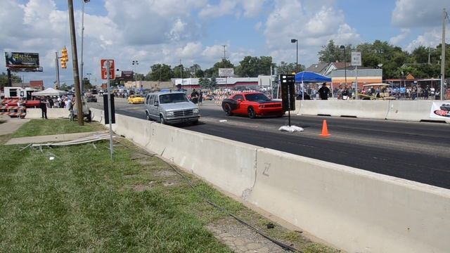 Dodge Challenger SRT8 narrowly beats a Dodge Caravan смотреть онлайн