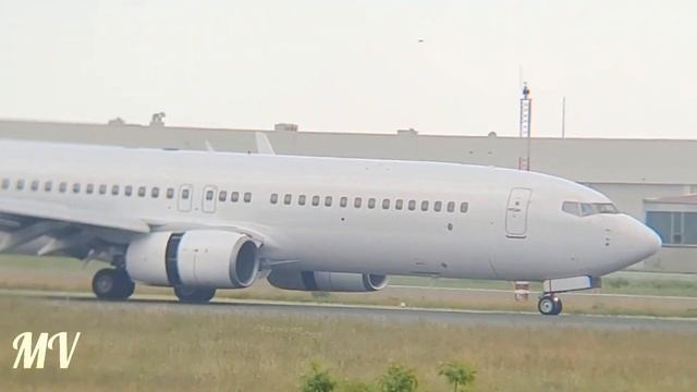 10 Mins of Close Up Plane spotting at Belgrade Nikola Tesla Airport! смотреть онлайн
