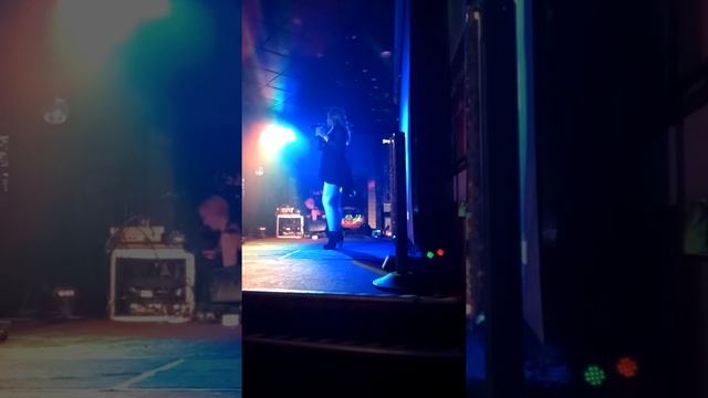 Bust Your Windows performance (cover) смотреть онлайн