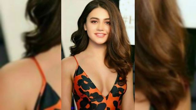 10 Pakistani Actresses Oops That Wear Bold Dressing