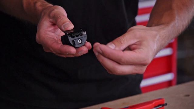 Lisovací kleště Knipex 97 43 200 A na konektory MC4 pro solární elektrárny смотреть онлайн