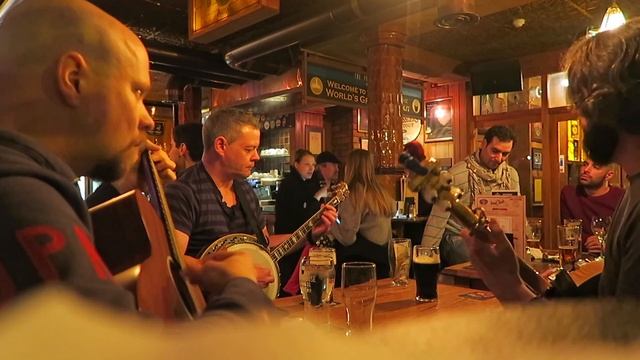 Session time in The Porterhouse смотреть онлайн