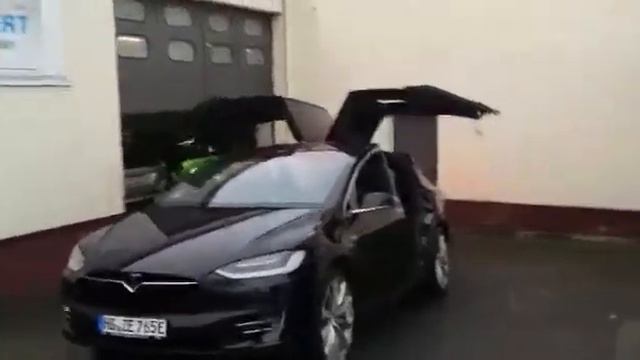 Tesla Model X, Tesla Dancing (Танцующая Тесла модель Х) Танец Теслы смотреть онлайн
